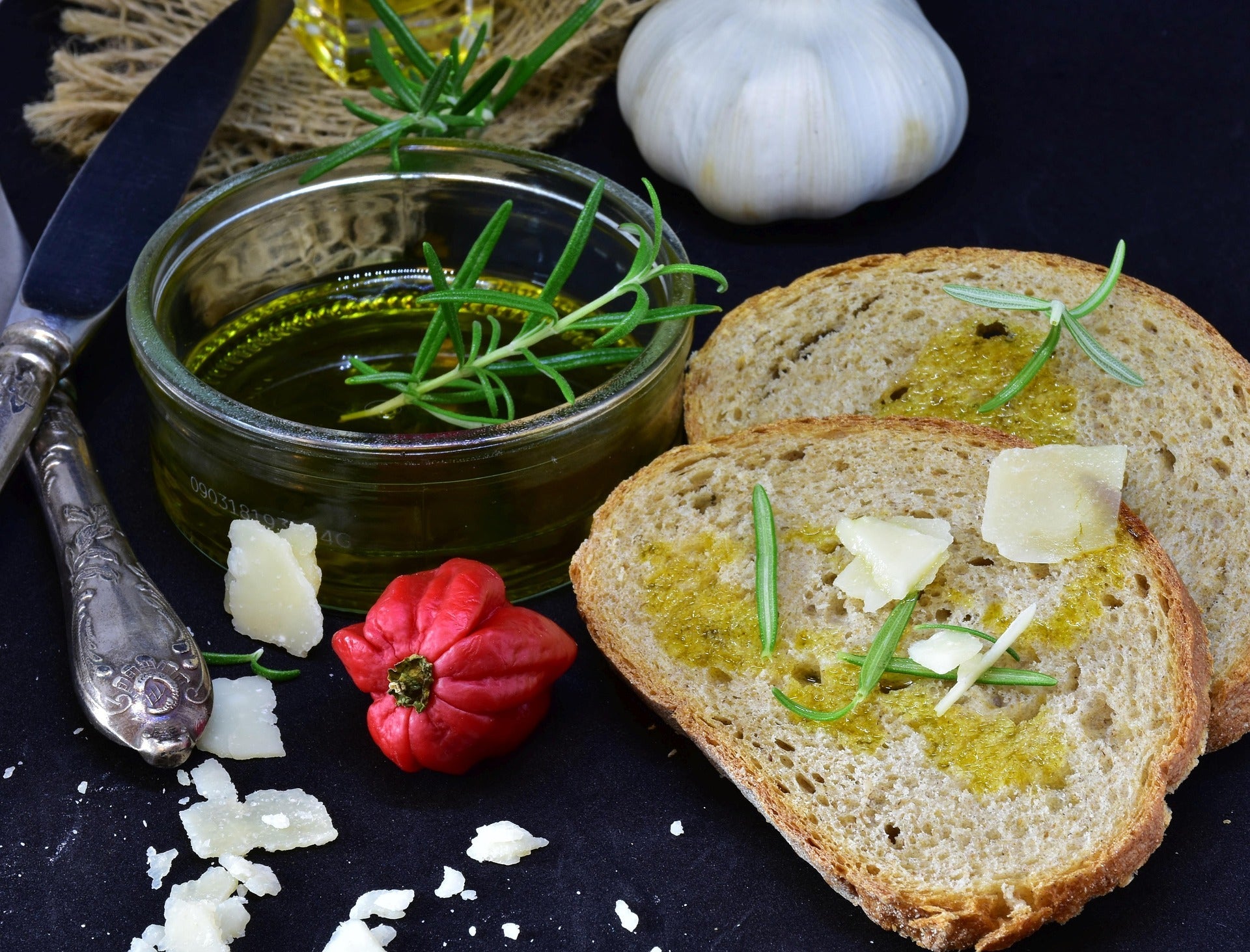 Knoblauch-Olivenöl-Dip für Brot